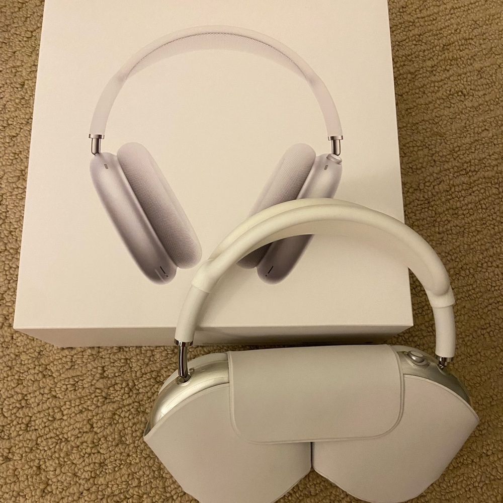 Apple white AirPods Max